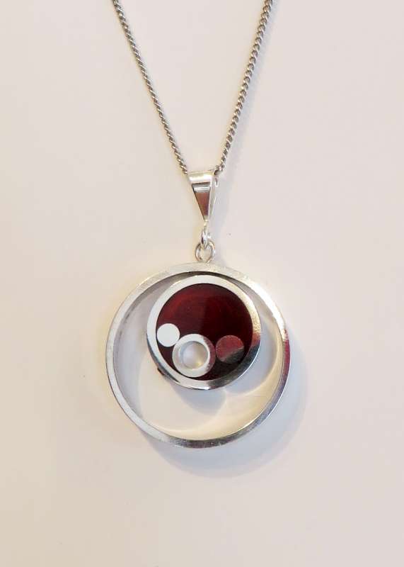 Round cranberry pendant